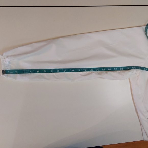 North Face White Wind BreakerWomen's Size Medium (Flaw) Small Blue Ink Mark - Picture 8 of 8